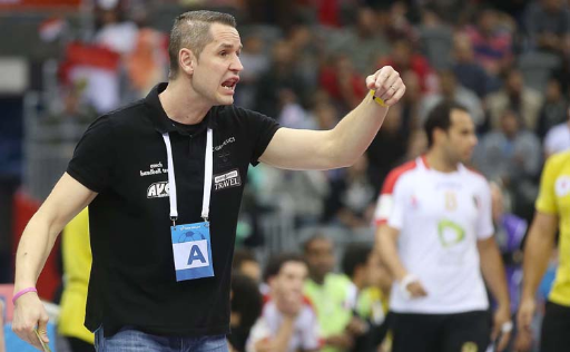 Jan Filip - Handball-Nationaltrainer von Tschechien, am Spielfeldrand.